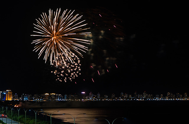 Pessoas se reúnem para assistir aos fogos de artifício no