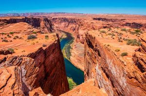 Paisagem com rochas e rio no Canyon National Park em Arizona