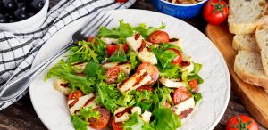 mediterranean salad with halloumi cheese