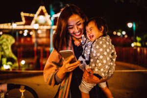 : mujer sonriendo de vacaciones en china junto a su bebé