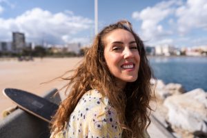 : mujer sonriendo de vacaciones en la costa española