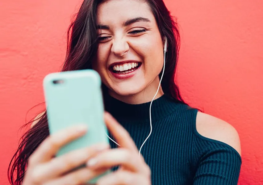 girl_with_phone_pink_background